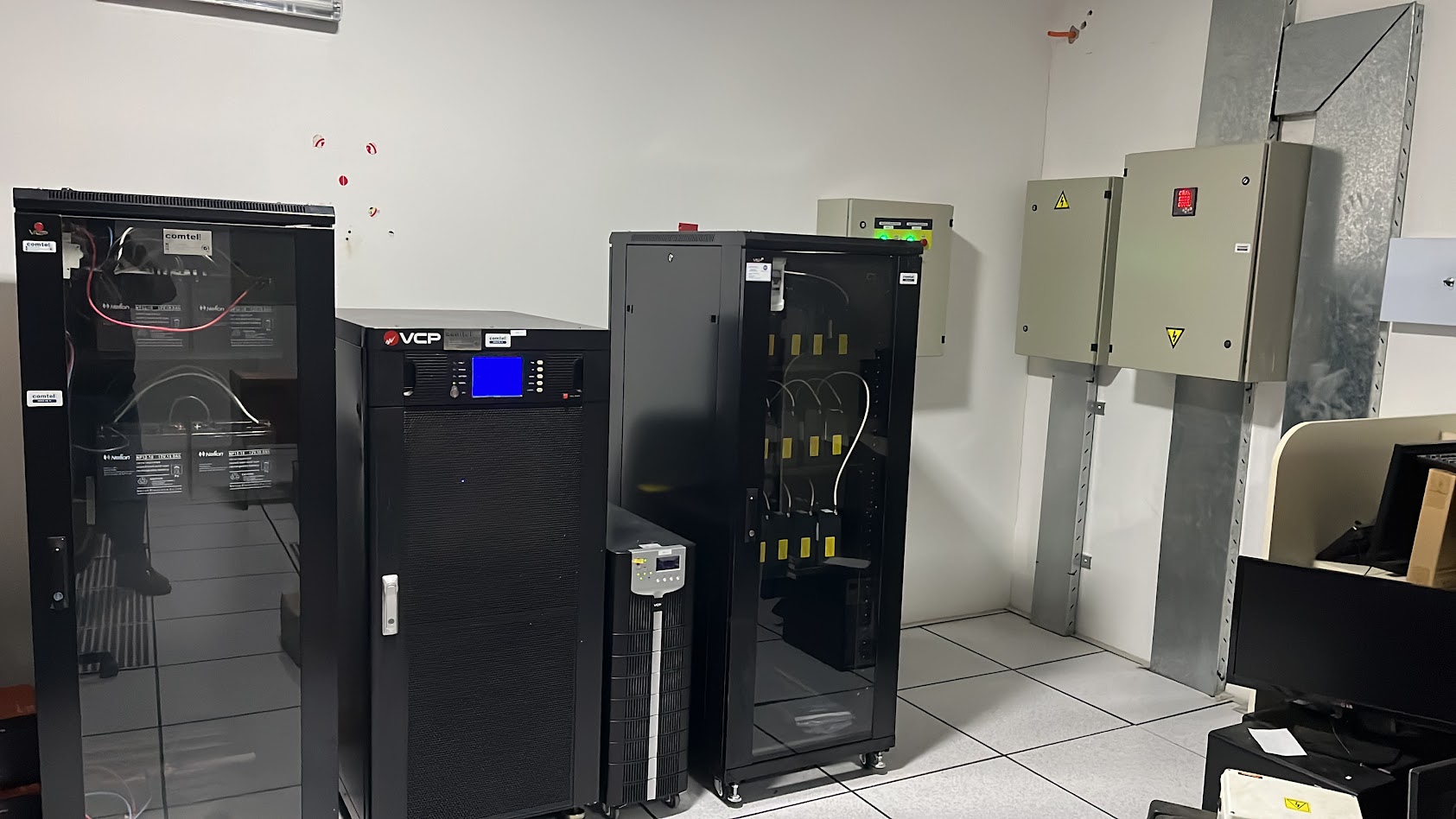 Sala técnica con UPS VCP y tableros de mando